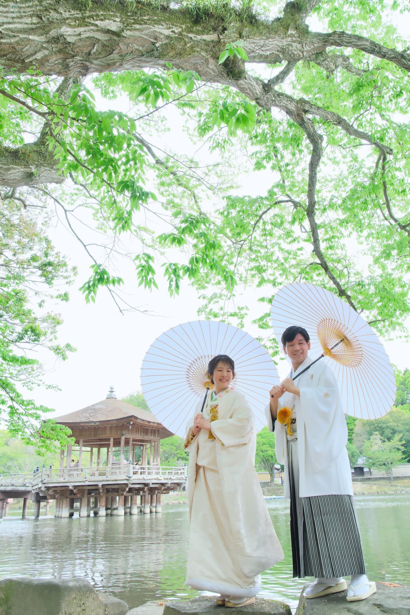 奈良の浮御堂で和装前撮りフォトウェディングをしている新郎新婦