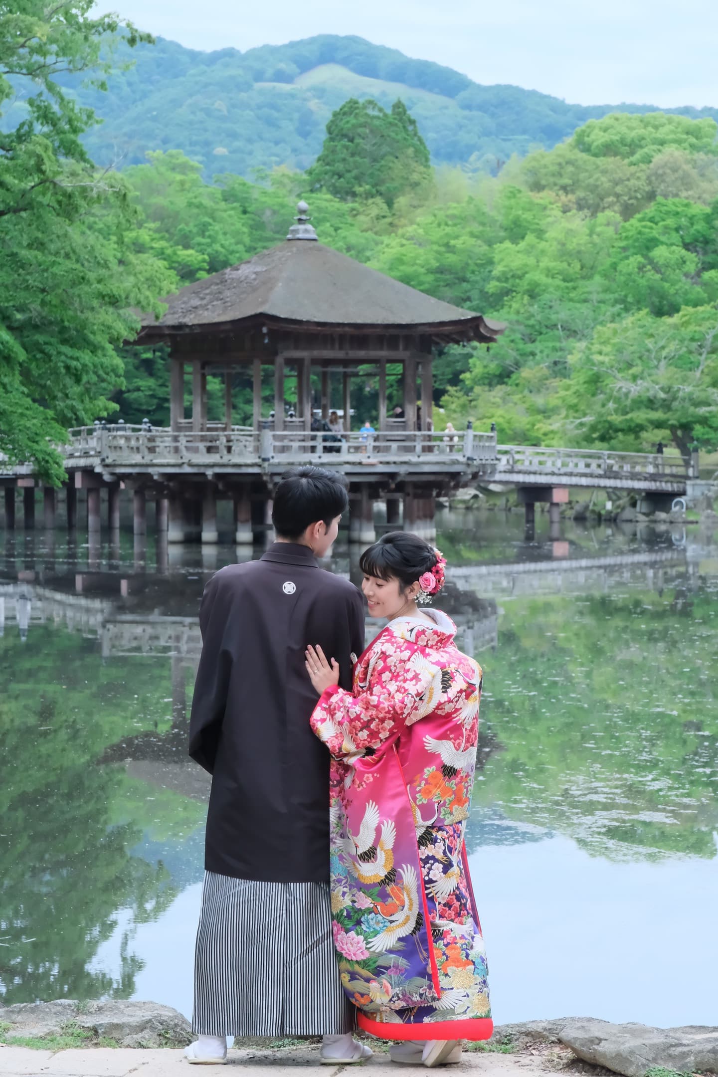 奈良の浮御堂で和装前撮りフォトウェディングをしている新郎新婦