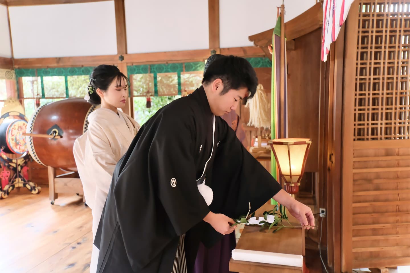 奈良の神社で和装前撮りフォトウェディングをしている新郎新婦