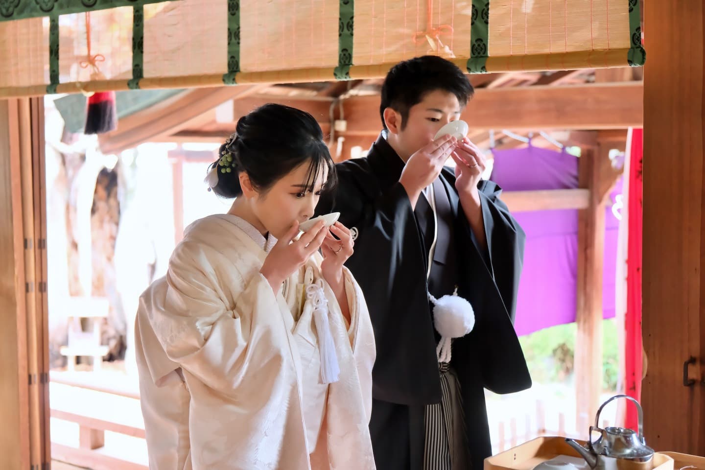 奈良の神社で和装前撮りフォトウェディングをしている新郎新婦