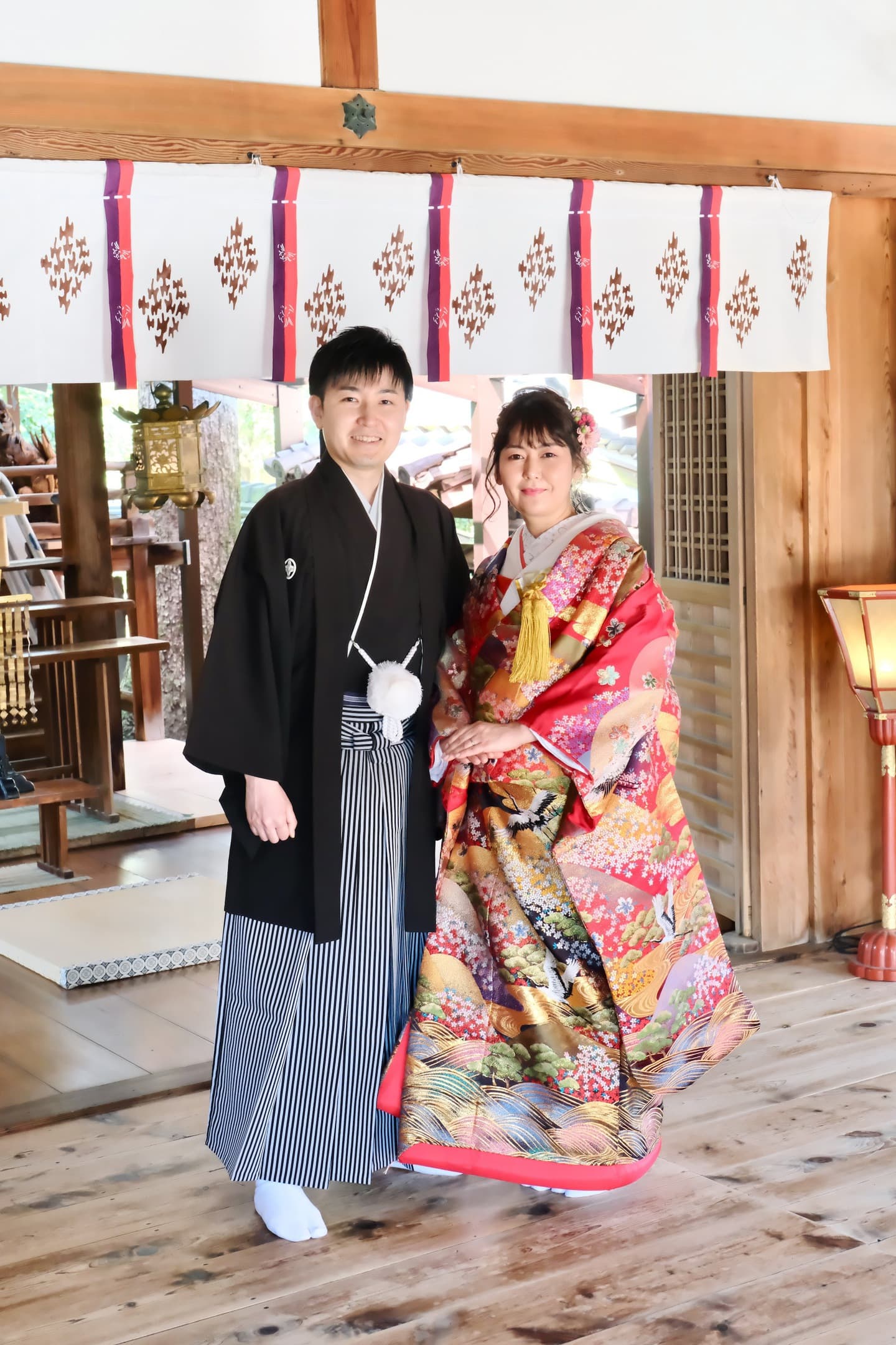 奈良の神社で和装前撮りフォトウェディングをしている新郎新婦