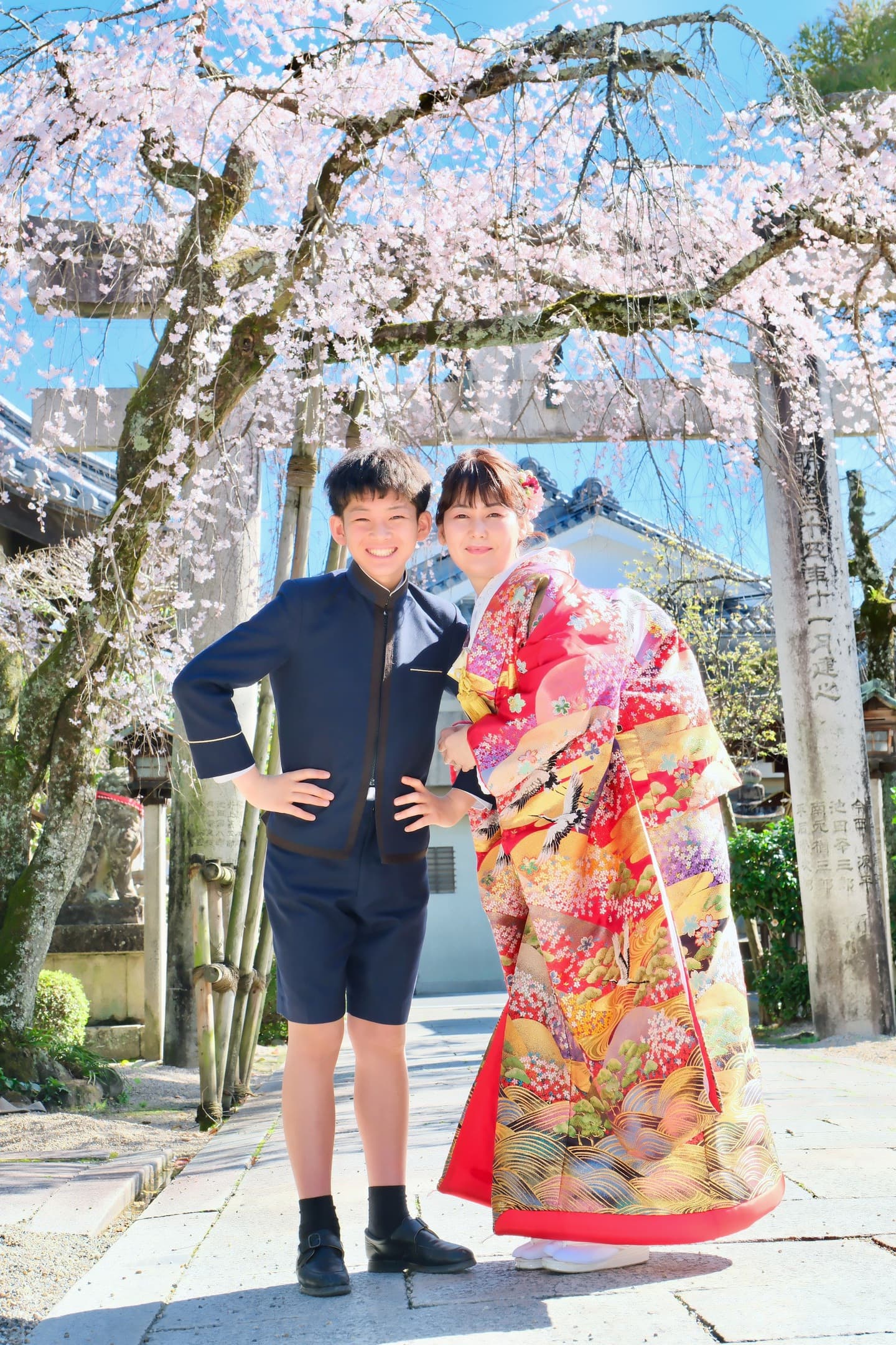 奈良の神社で和装前撮りフォトウェディングをしている新郎新婦