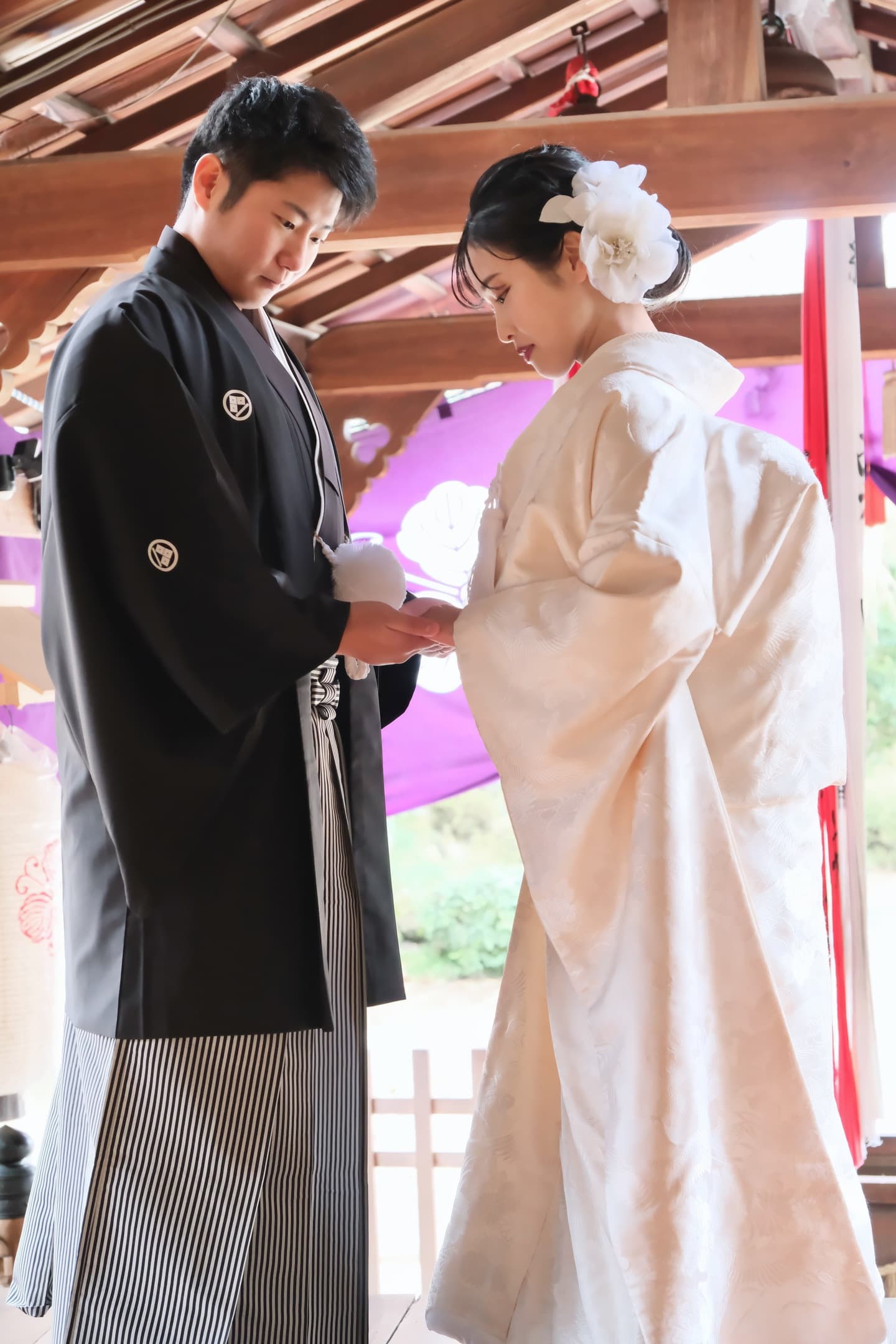 奈良の神社で和装前撮りフォトウェディングをしている新郎新婦