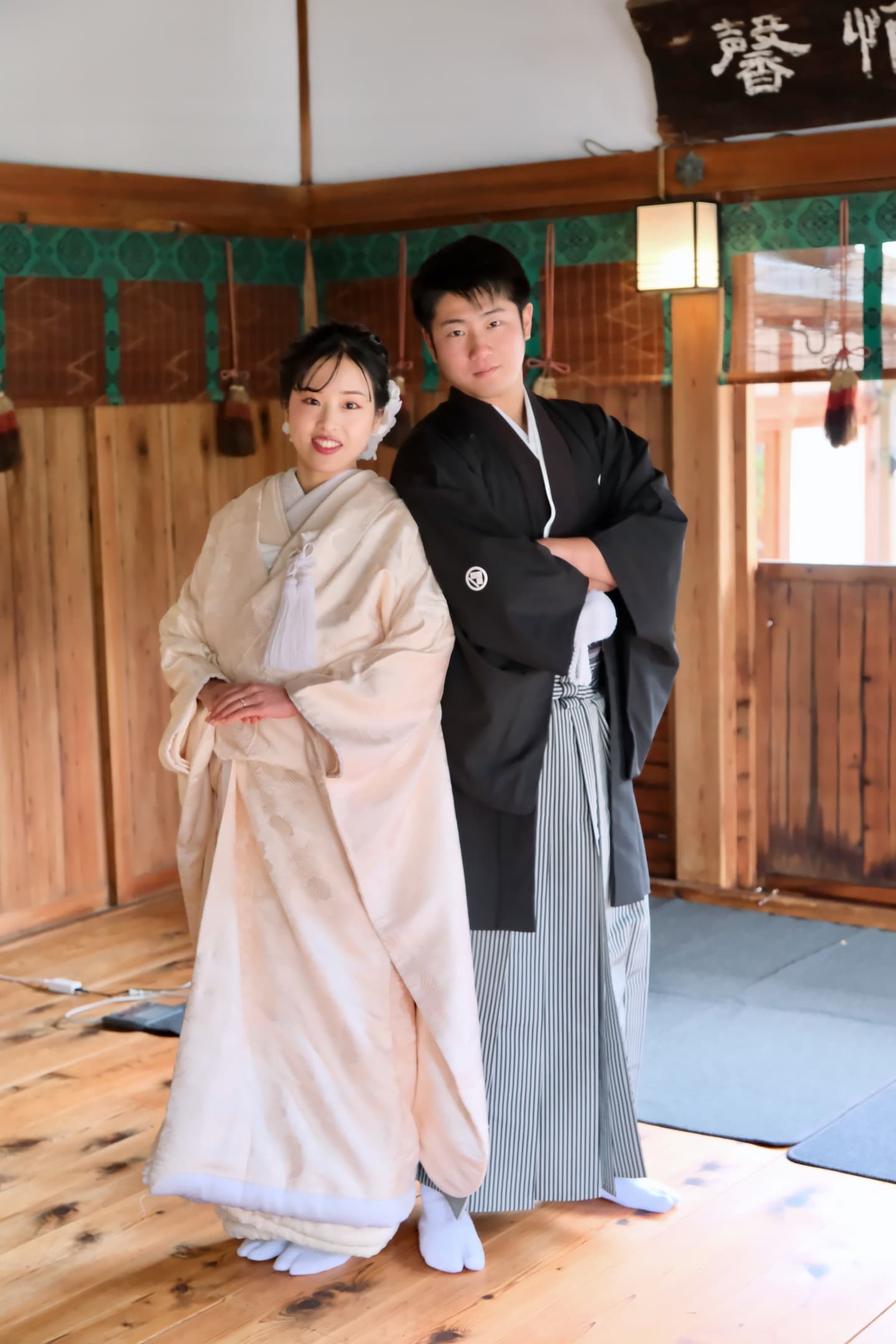 奈良の神社で和装前撮りフォトウェディングをしている新郎新婦