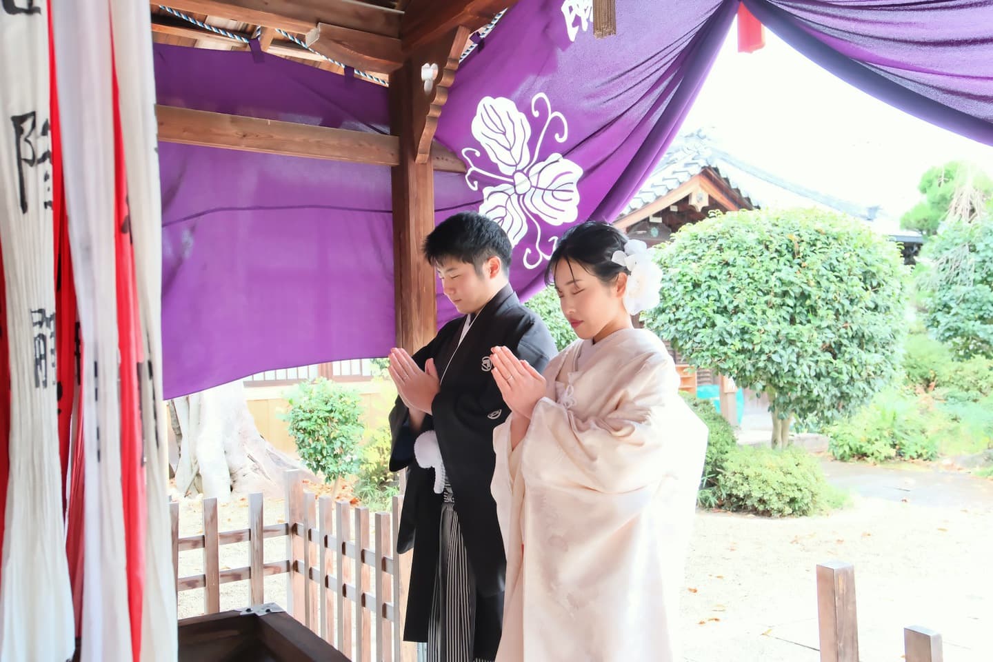奈良の神社で和装前撮りフォトウェディングをしている新郎新婦