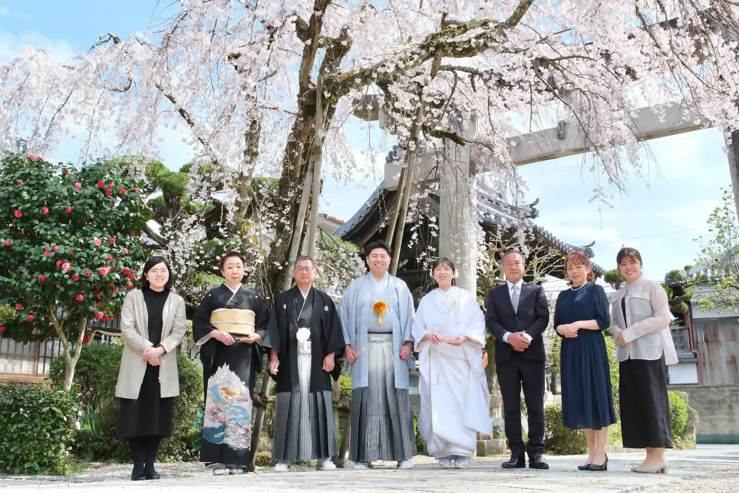 奈良の神社で和装前撮りフォトウェディングをしている新郎新婦