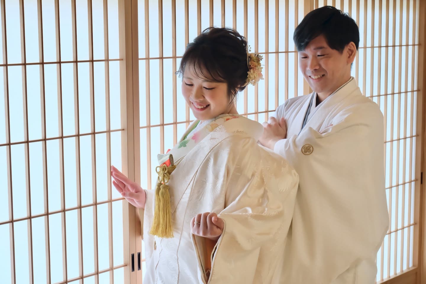 和室や日本庭園と茶室での前撮りをしている新郎新婦の写真