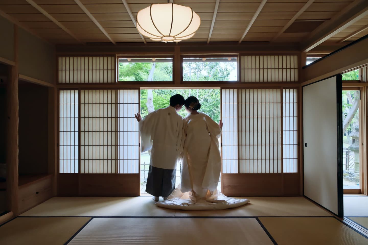 和室や日本庭園と茶室での前撮りをしている新郎新婦の写真