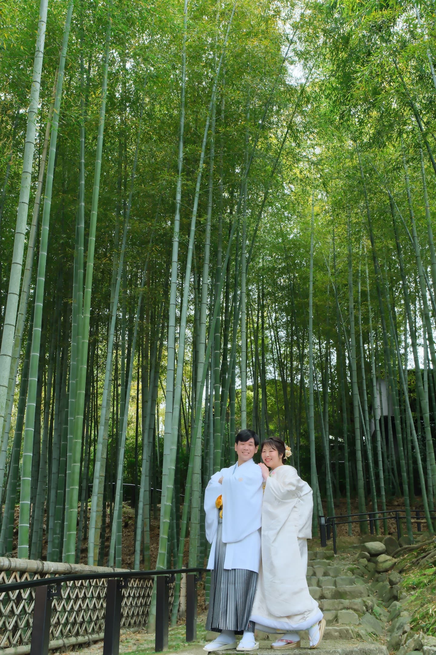 和室や日本庭園と茶室での前撮りをしている新郎新婦の写真