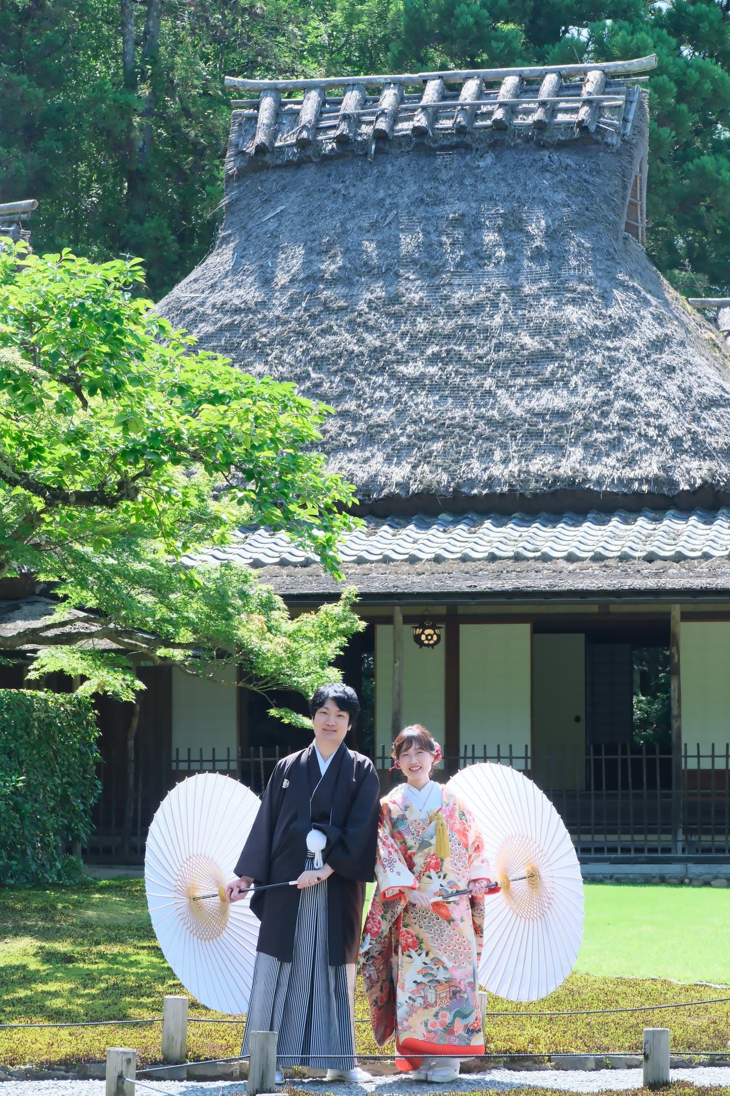 和室や日本庭園と茶室での前撮りをしている新郎新婦の写真