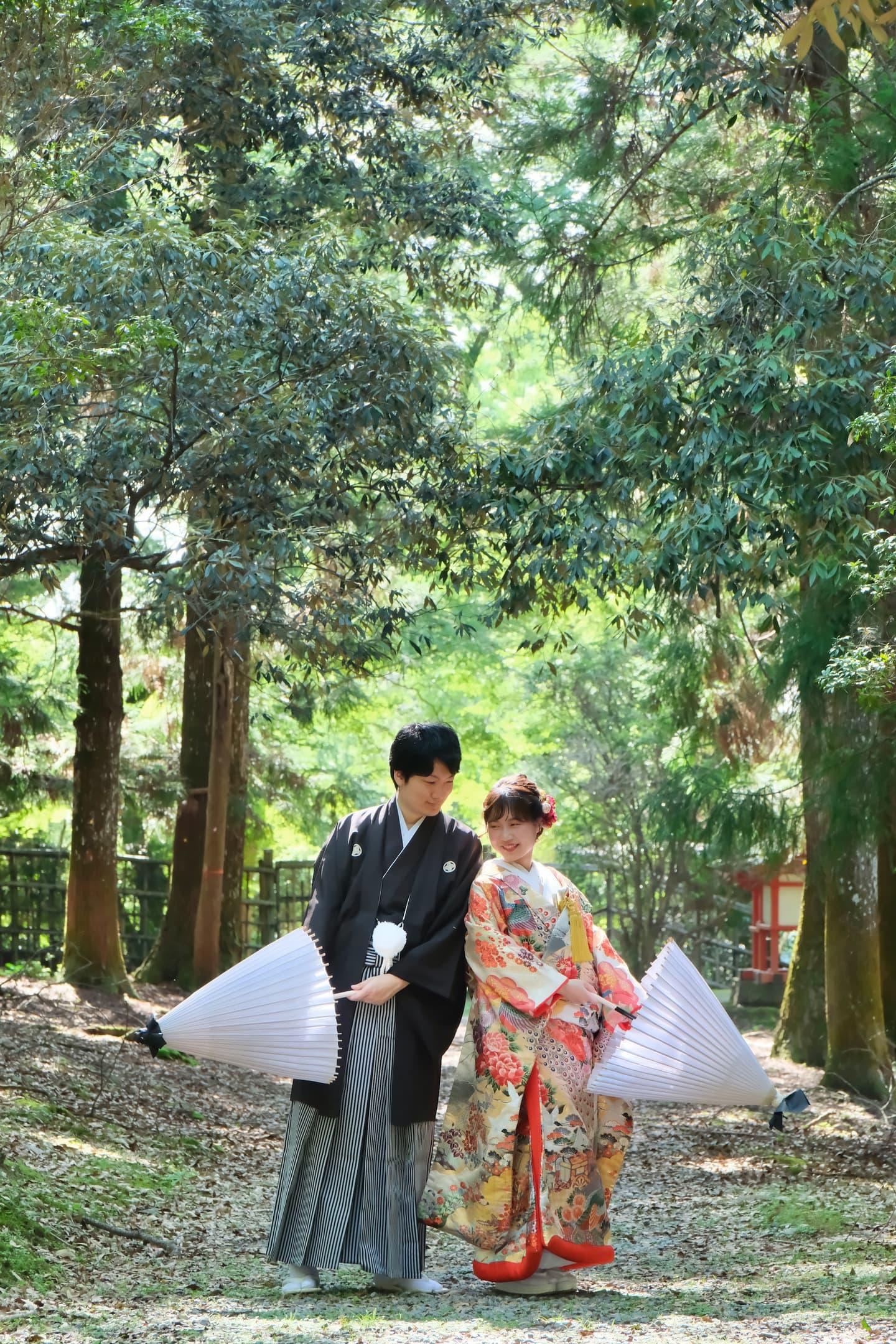 和室や日本庭園と茶室での前撮りをしている新郎新婦の写真