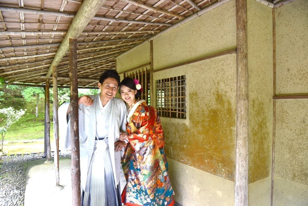 和室や日本庭園と茶室での前撮りの新郎新婦の写真