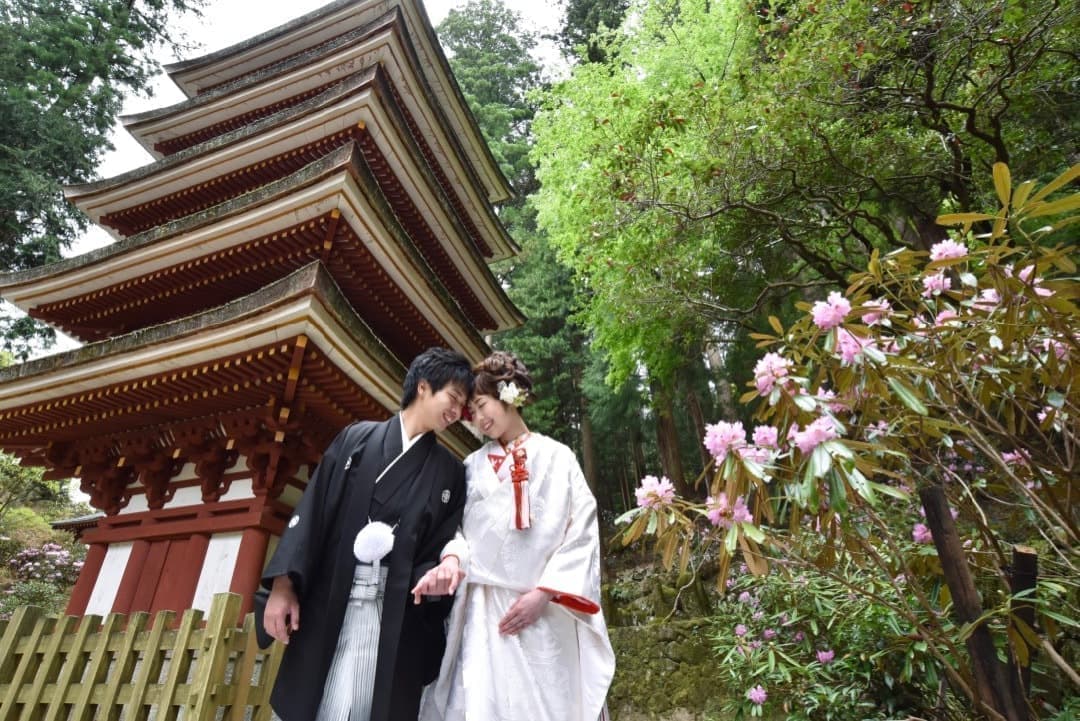 室生寺での結婚式の前撮りを和装の洋髪髪型ヘアスタイルのロケーションフォトの写真