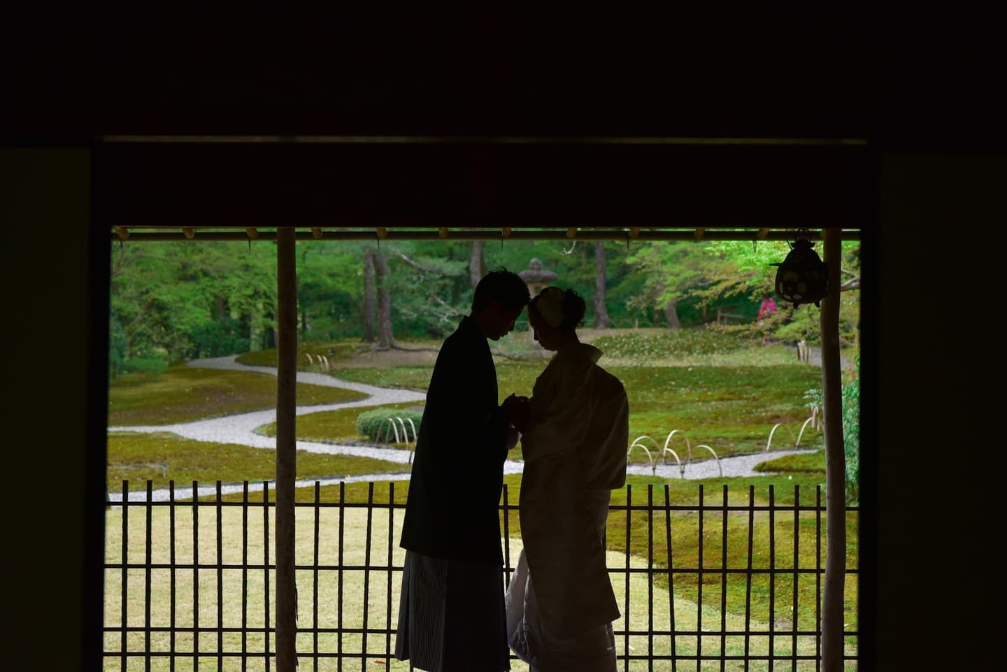和室や日本庭園と茶室での前撮りの新郎新婦の写真