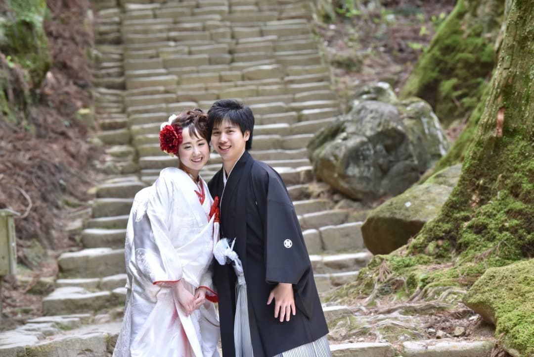 奈良の室生寺で前撮り和装着物フォトウエディングをしている新郎新婦の写真