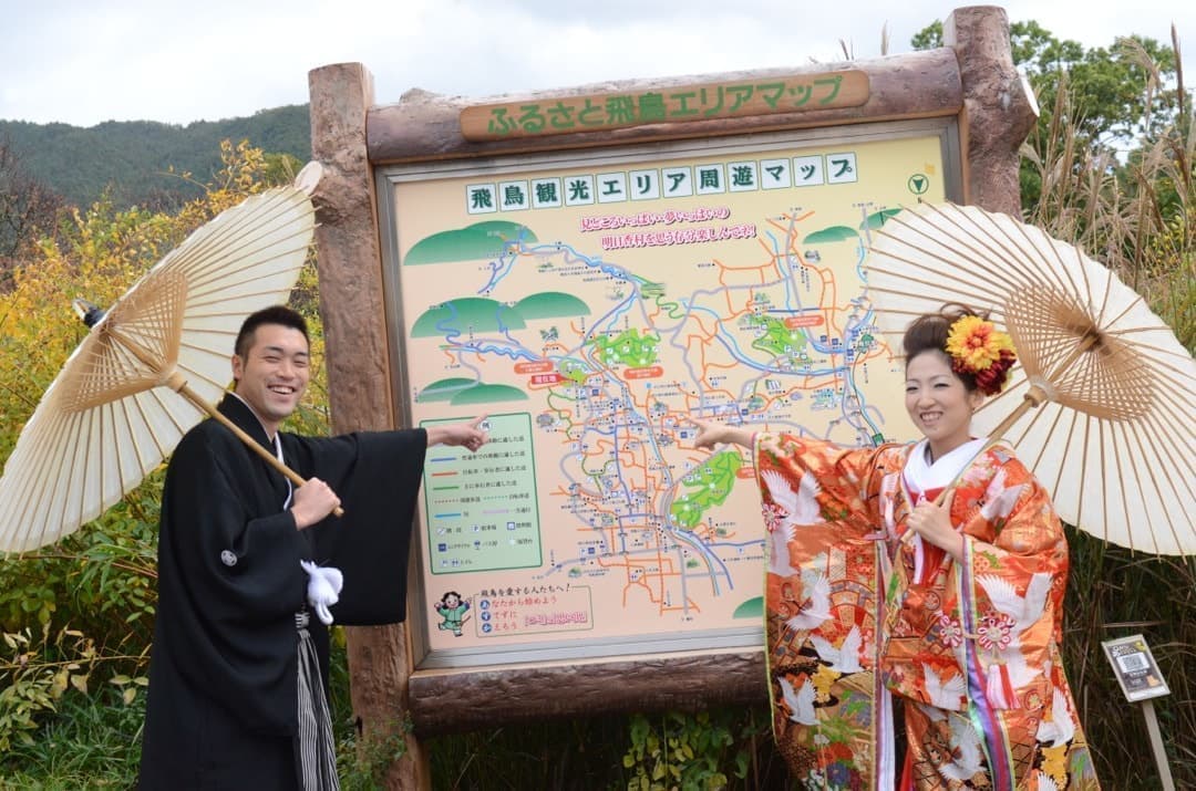 明日香村で前撮り和装着物フォトウエディングをしている新郎新婦の写真