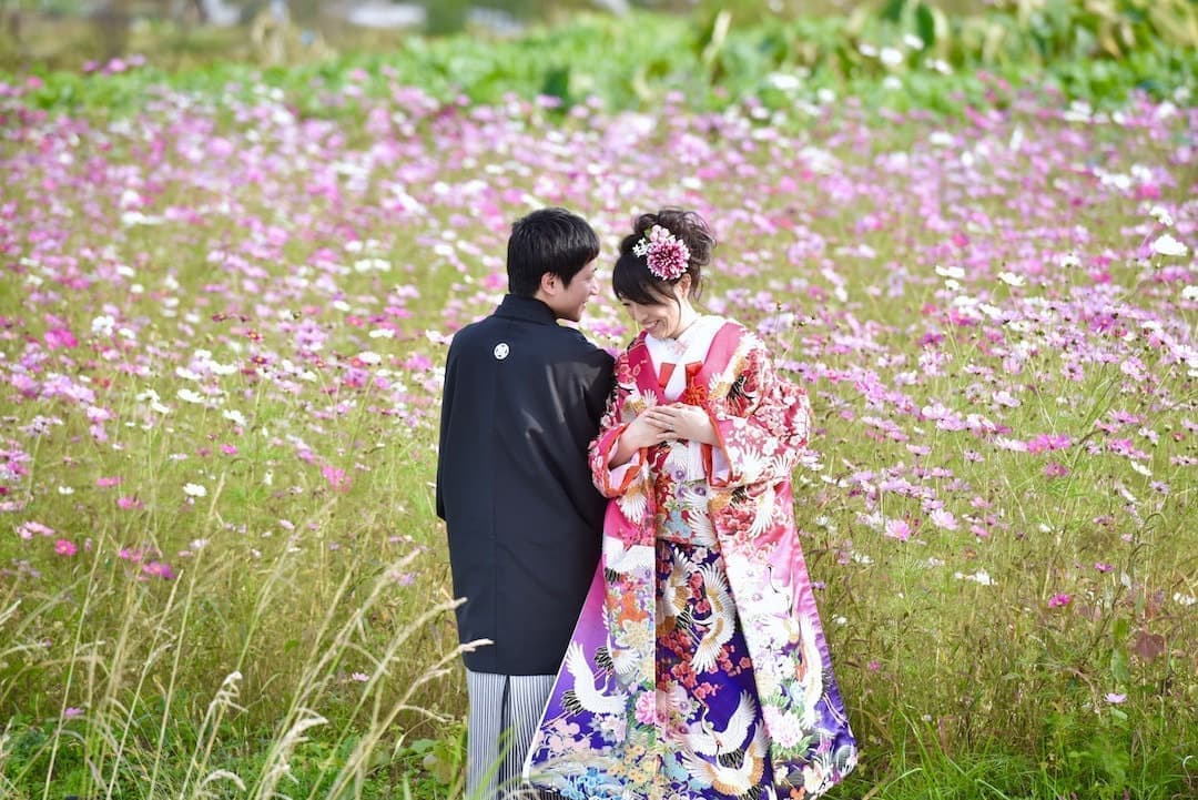 明日香村で前撮り和装着物フォトウエディングをしている新郎新婦の写真