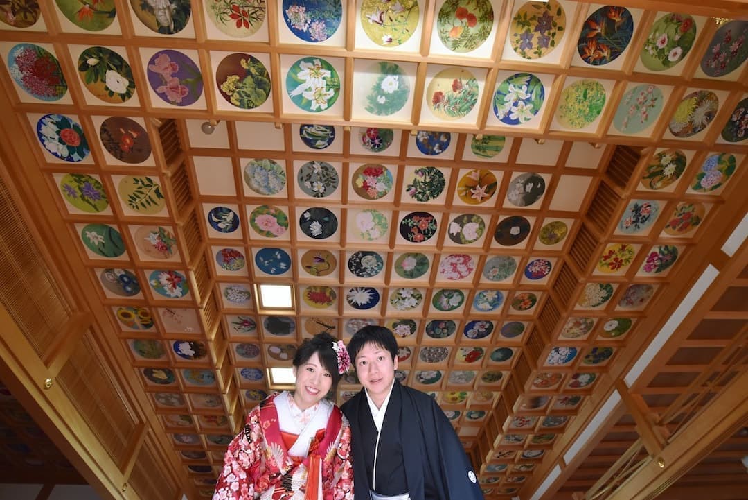 明日香村で前撮り和装着物フォトウエディングをしている新郎新婦の写真