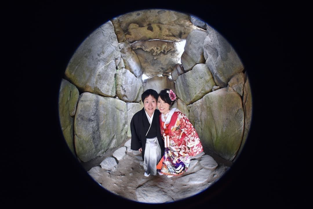 明日香村で前撮り和装着物フォトウエディングをしている新郎新婦の写真