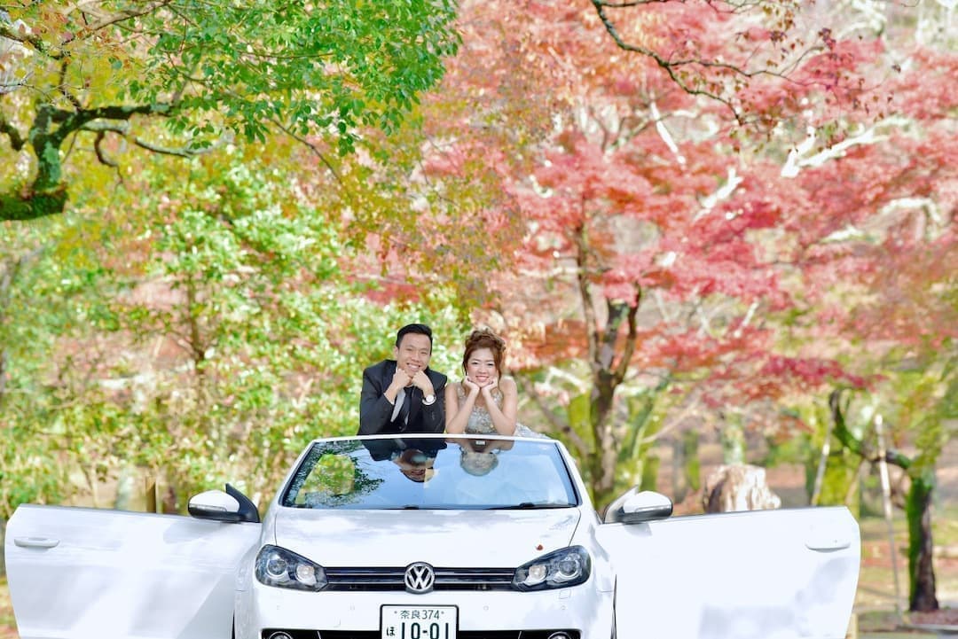 紅葉でドレスの結婚写真