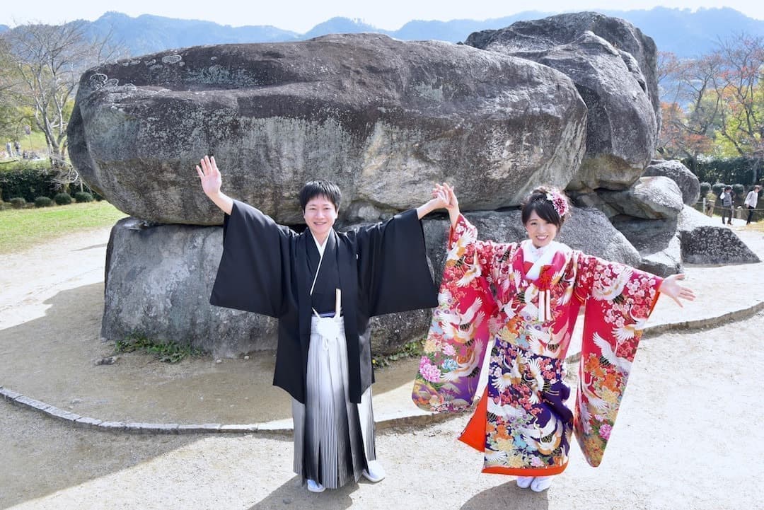 明日香村で前撮り和装着物フォトウエディングをしている新郎新婦の写真