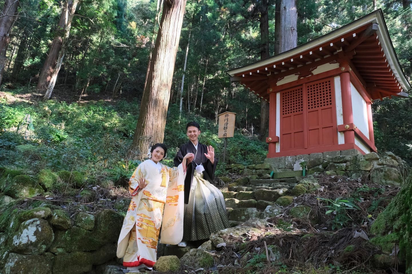 奈良の室生寺で前撮り和装着物フォトウエディングをしている新郎新婦の写真