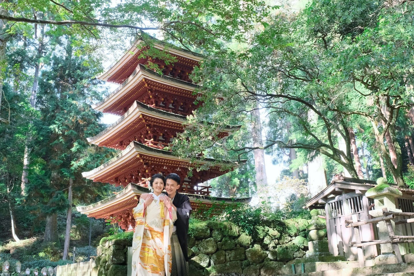 奈良の室生寺で前撮り和装着物フォトウエディングをしている新郎新婦の写真