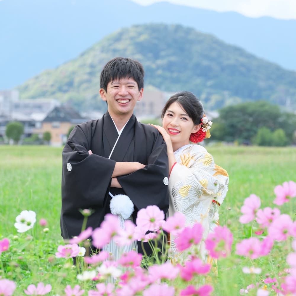 白無垢を着た花嫁様と紋付羽織袴を着た新郎様が顔をくっつけている