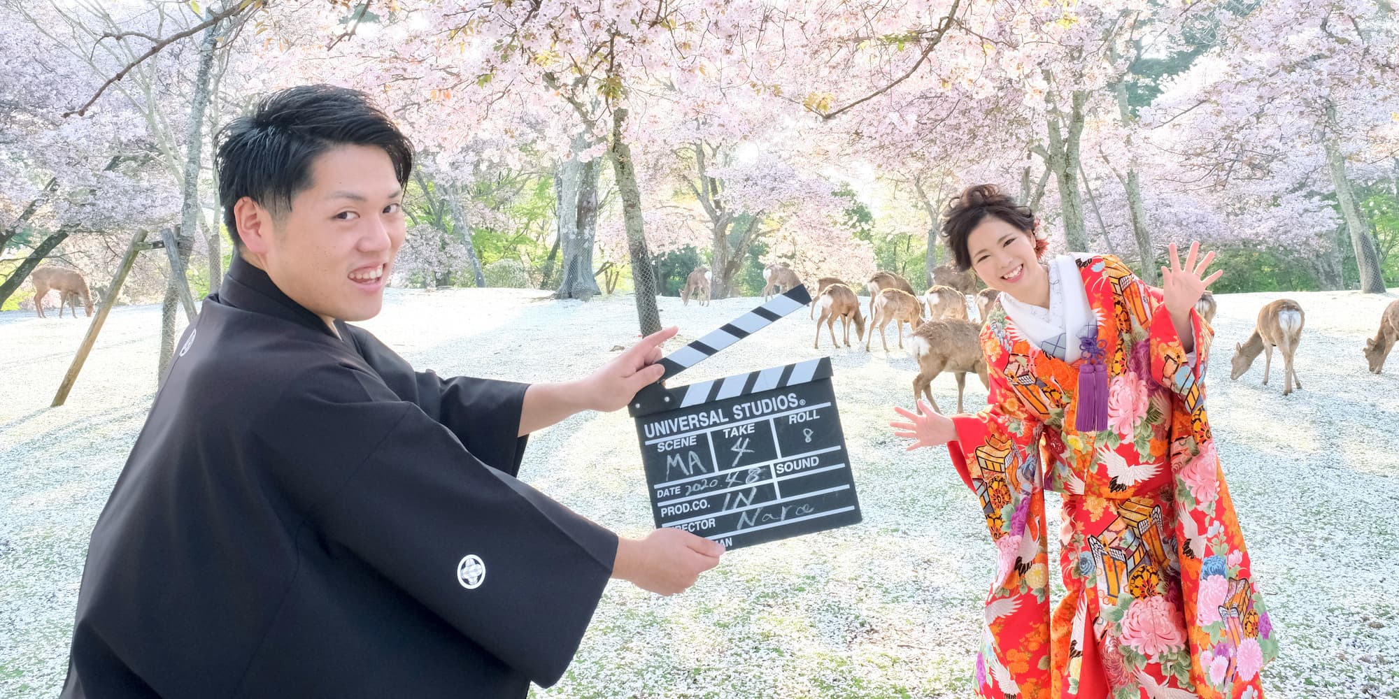 白無垢を着た花嫁様と紋付羽織袴を着た新郎様が神社で結婚式を挙げている