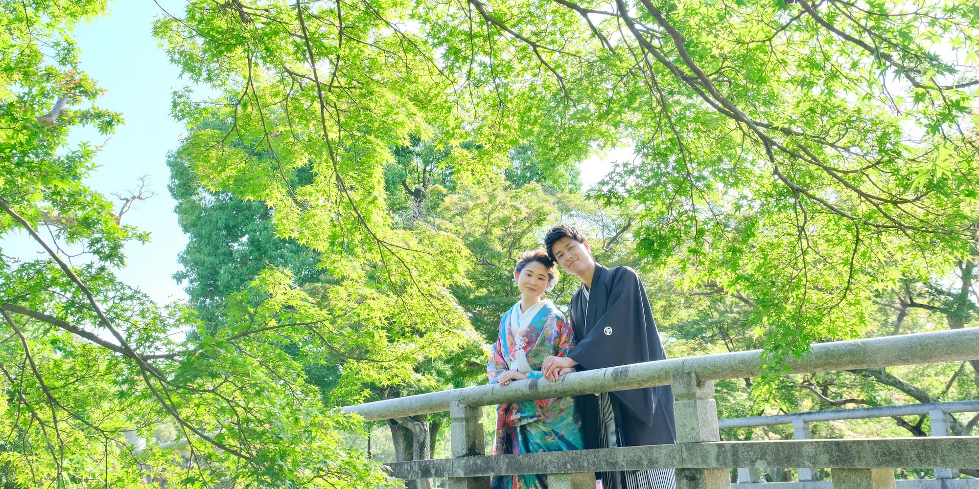 白無垢を着た花嫁様を見て参列者が歓迎している