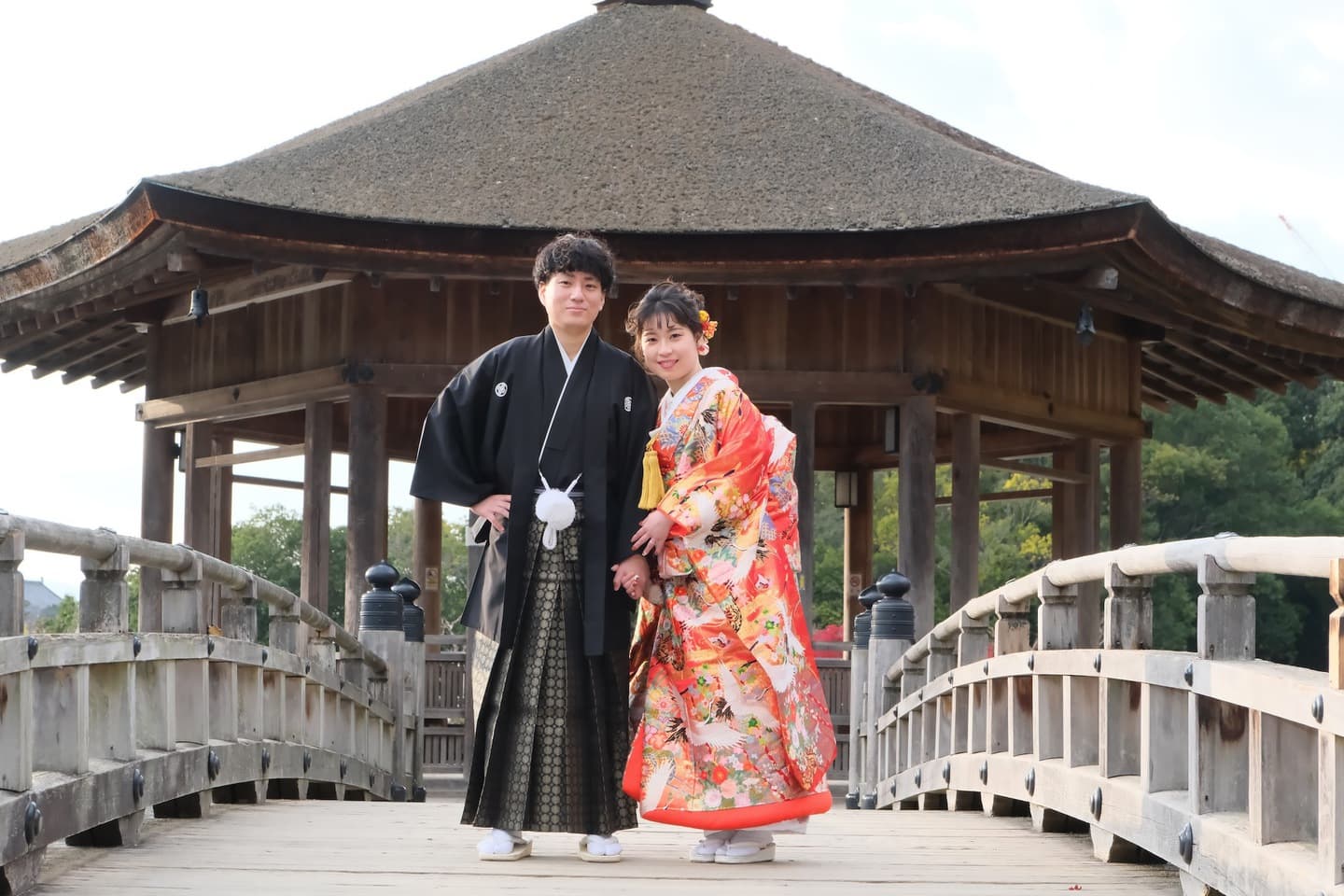 奈良の浮御堂で和装前撮りフォトウェディングをしている新郎新婦