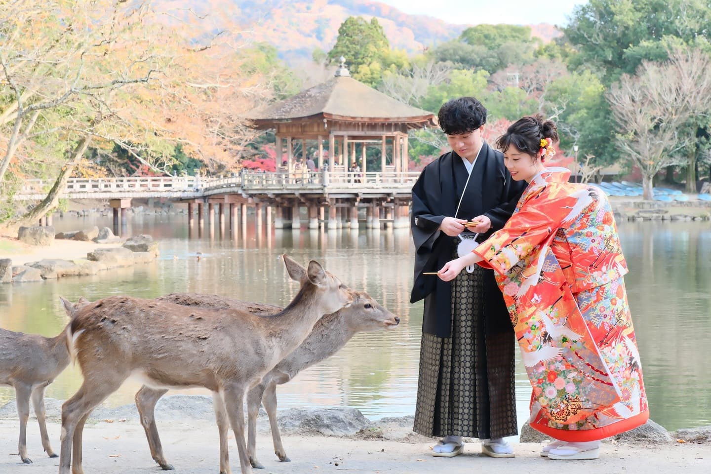 奈良の浮御堂で和装前撮りフォトウェディングをしている新郎新婦