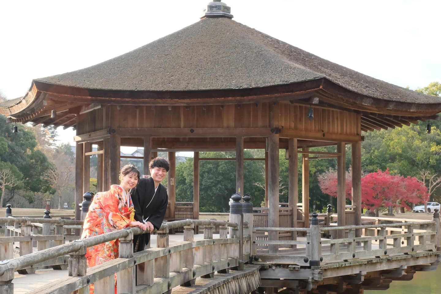 奈良の浮御堂で和装前撮りフォトウェディングをしている新郎新婦