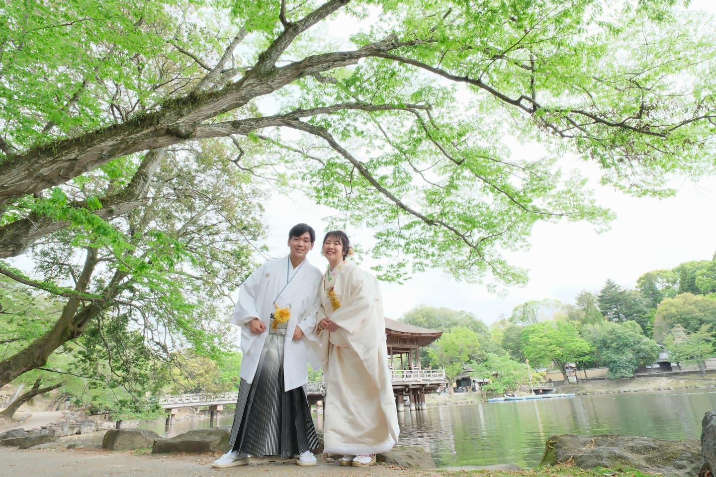 奈良の浮御堂で和装前撮りフォトウェディングをしている新郎新婦