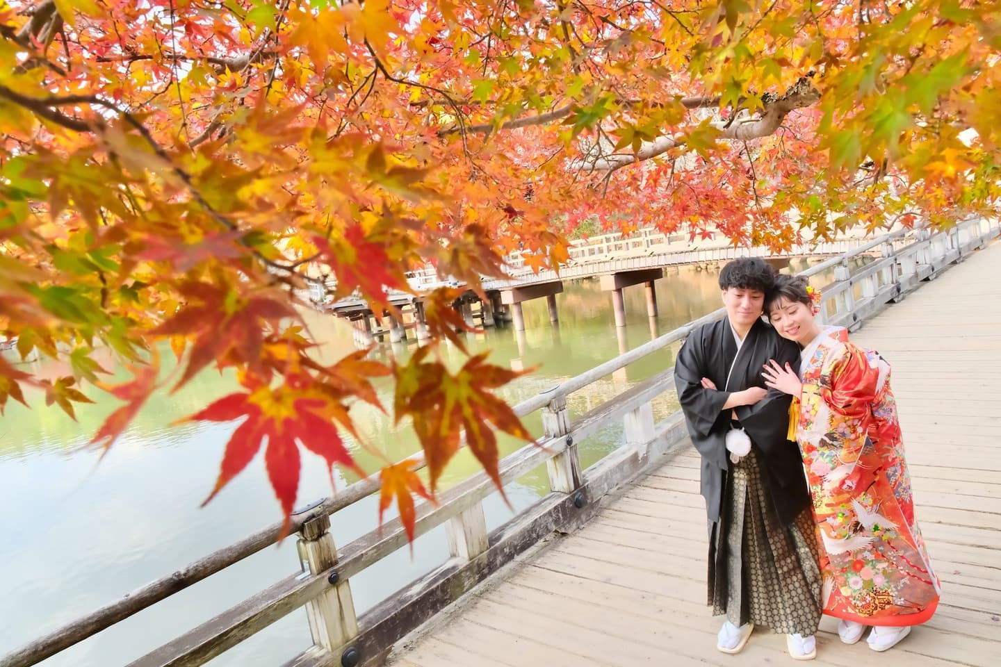 奈良の浮御堂で和装前撮りフォトウェディングをしている新郎新婦