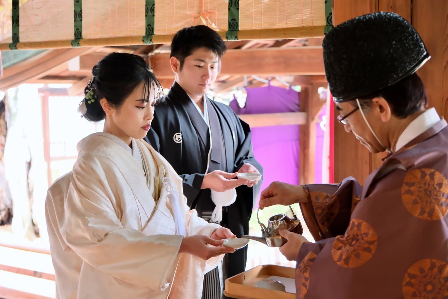 奈良の神社で和装前撮りフォトウェディングをしている新郎新婦