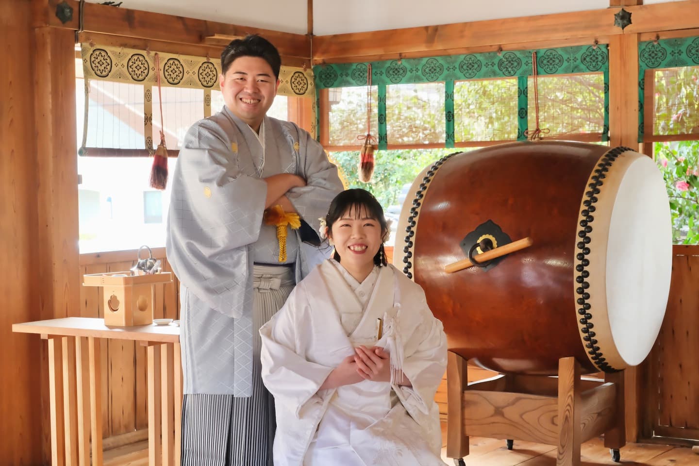 奈良の神社で和装前撮りフォトウェディングをしている新郎新婦