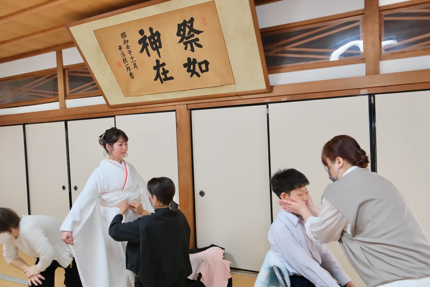 奈良の神社でのフォトウエディングの準備をしている新郎新婦