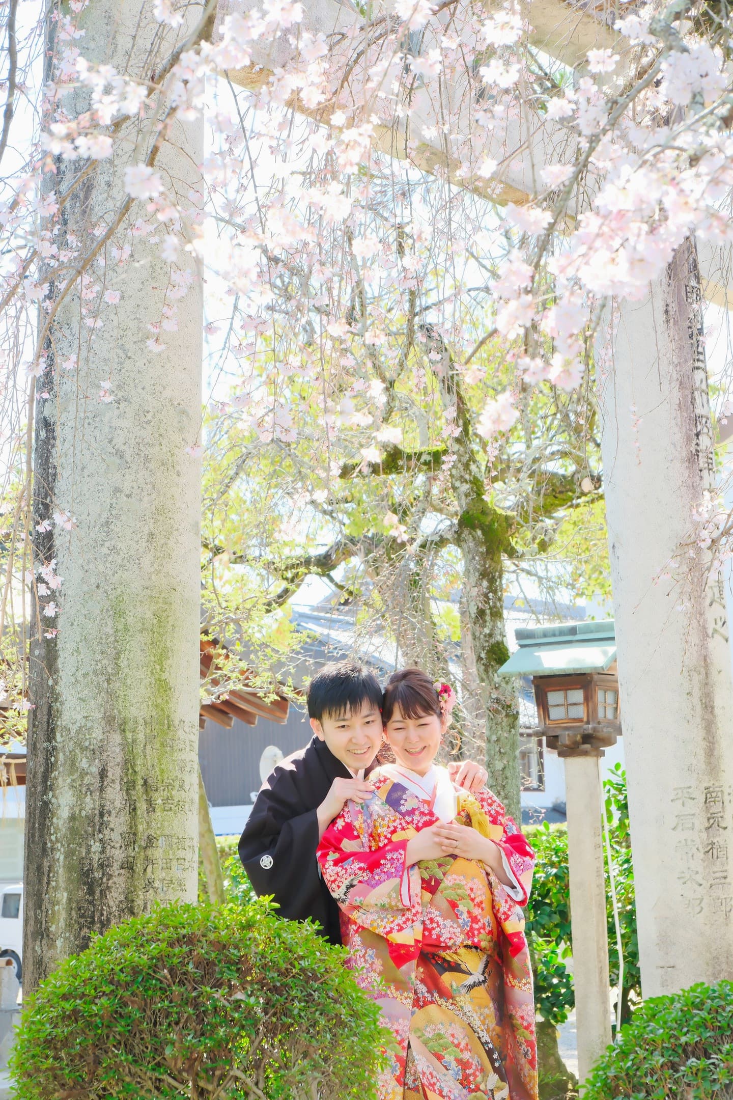 奈良の神社で和装前撮りフォトウェディングをしている新郎新婦