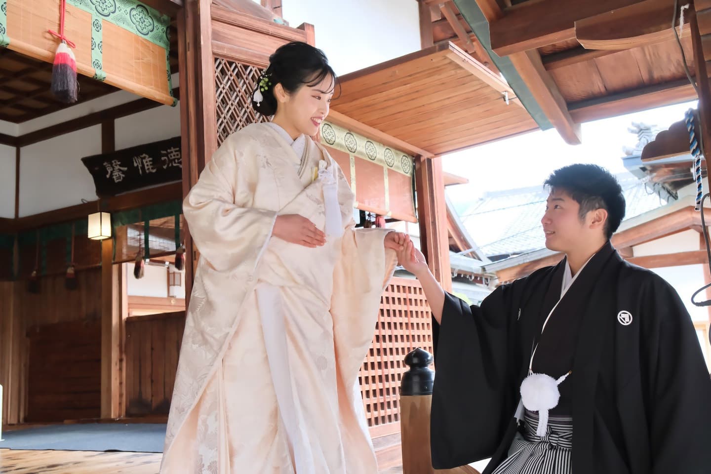 奈良の神社で和装前撮りフォトウェディングをしている新郎新婦