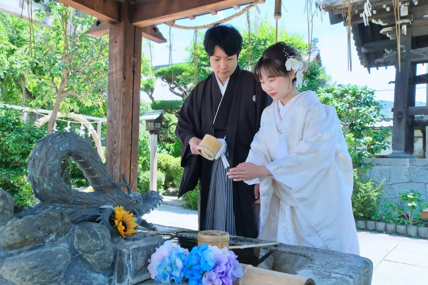 奈良の神社で和装前撮りフォトウェディングをしている新郎新婦