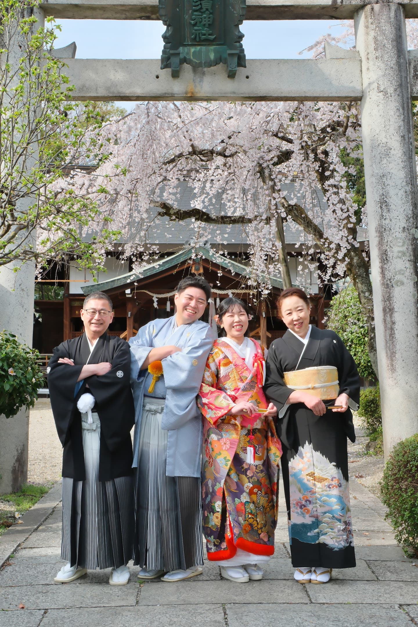 奈良の神社で和装前撮りフォトウェディングをしている新郎新婦