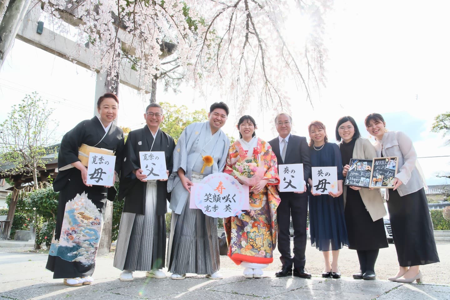 奈良の神社で和装前撮りフォトウェディングをしている新郎新婦