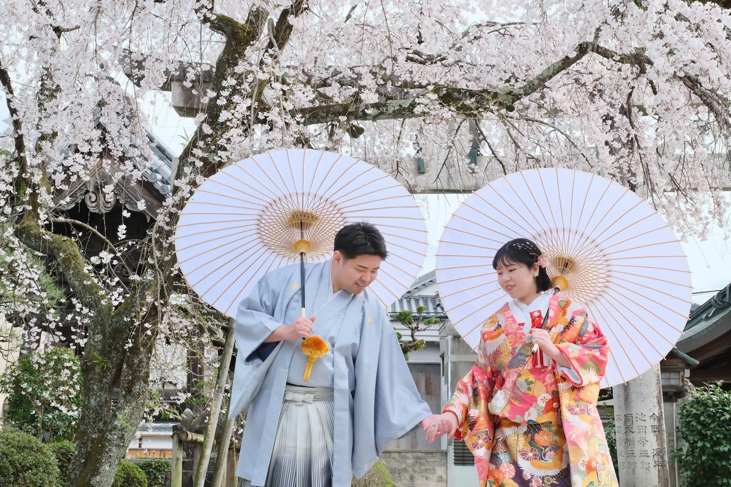 奈良の神社で和装前撮りフォトウェディングをしている新郎新婦