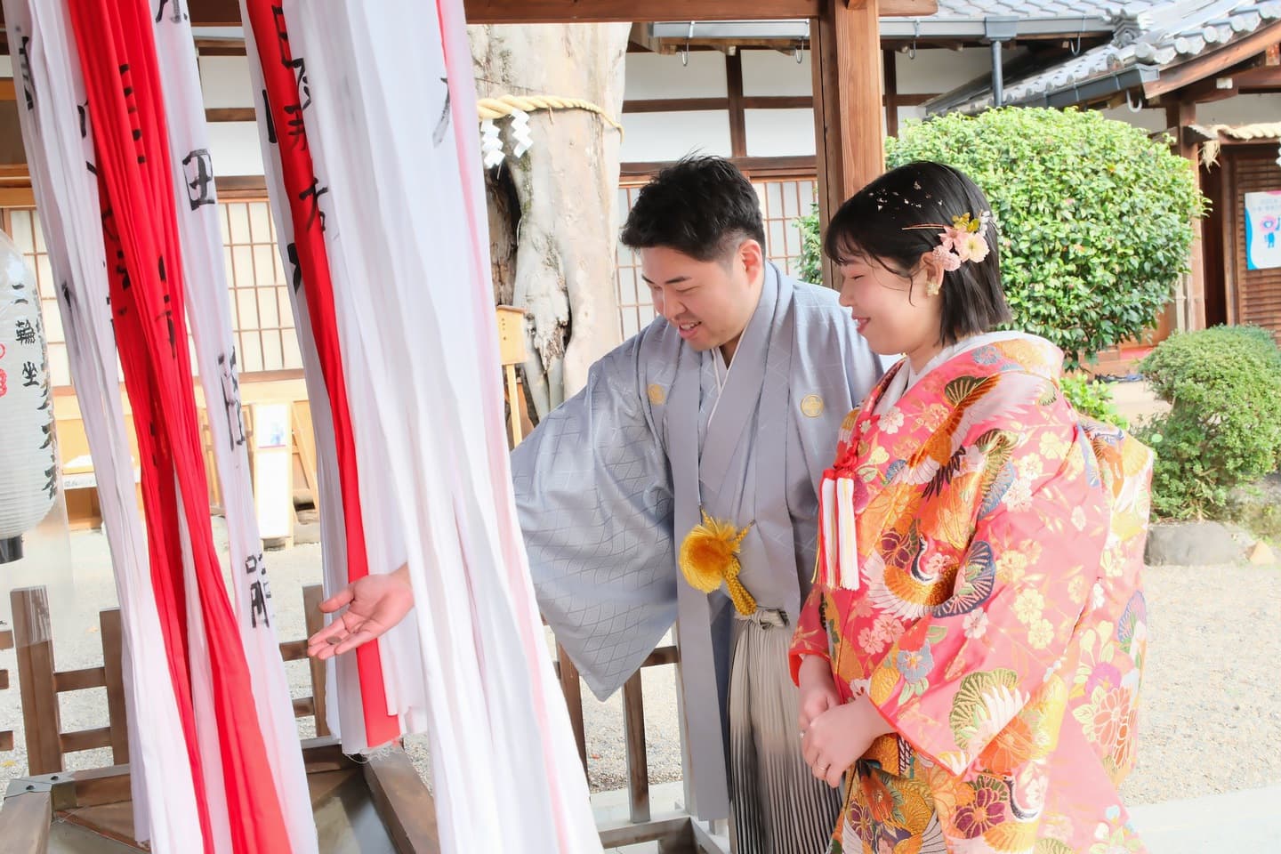 奈良の神社で和装前撮りフォトウェディングをしている新郎新婦