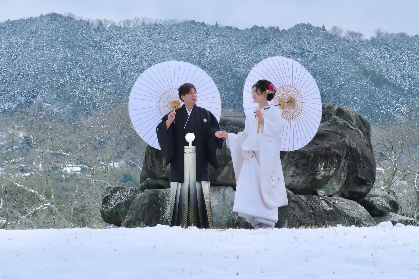 明日香村で前撮り和装着物フォトウエディングをしている新郎新婦の写真