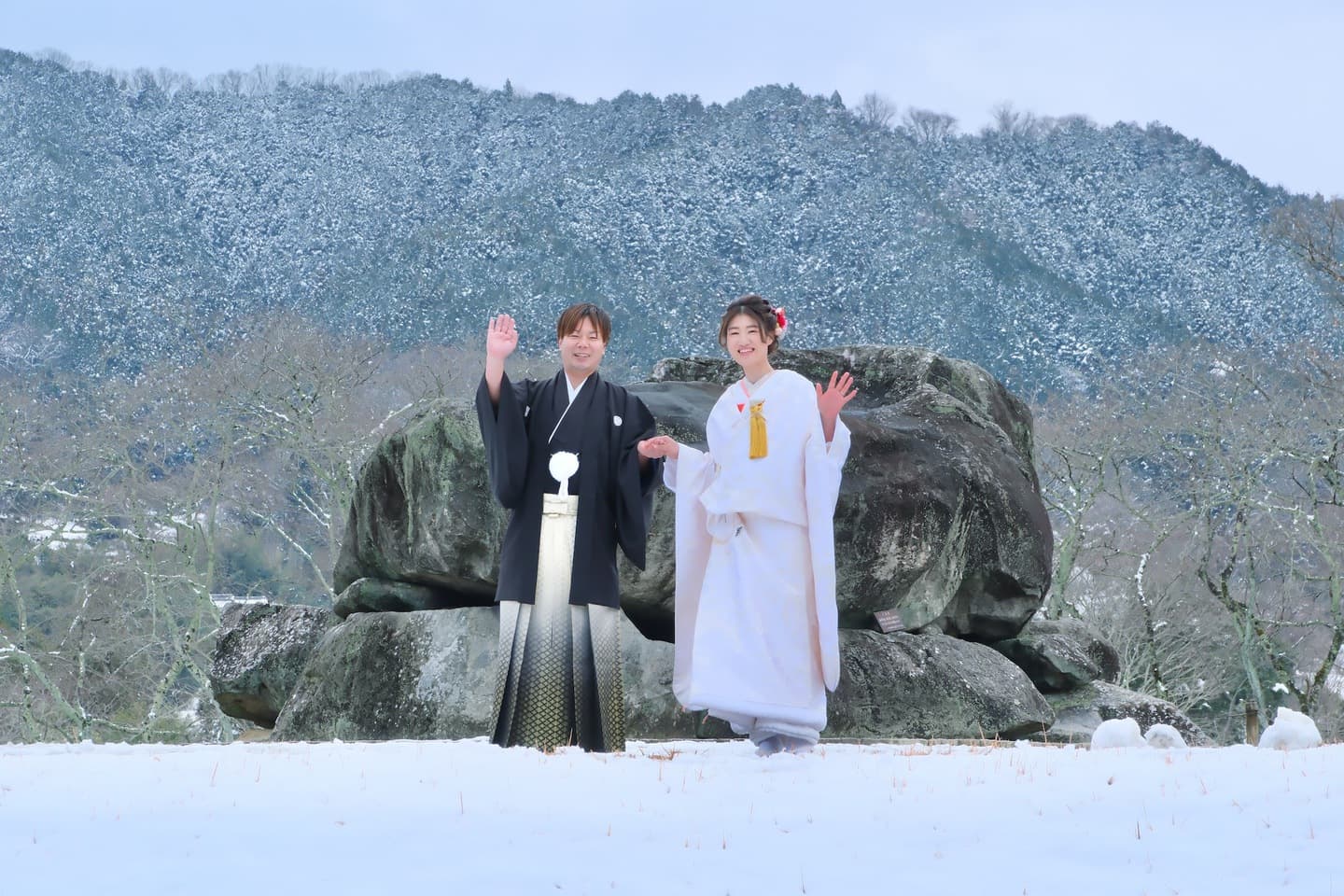 明日香村で前撮り和装着物フォトウエディングをしている新郎新婦の写真