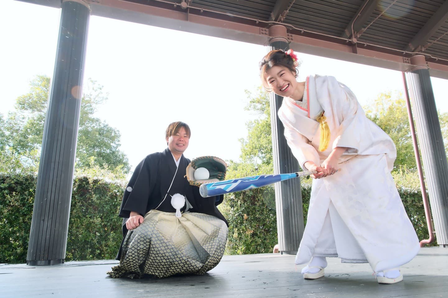 明日香村で前撮り和装着物フォトウエディングをしている新郎新婦の写真