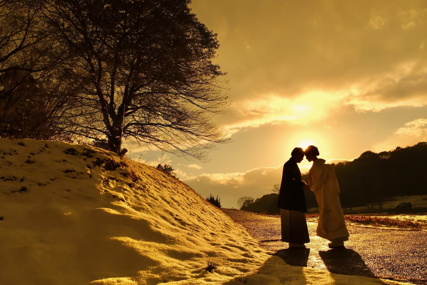 明日香村で前撮り和装着物フォトウエディングをしている新郎新婦の写真