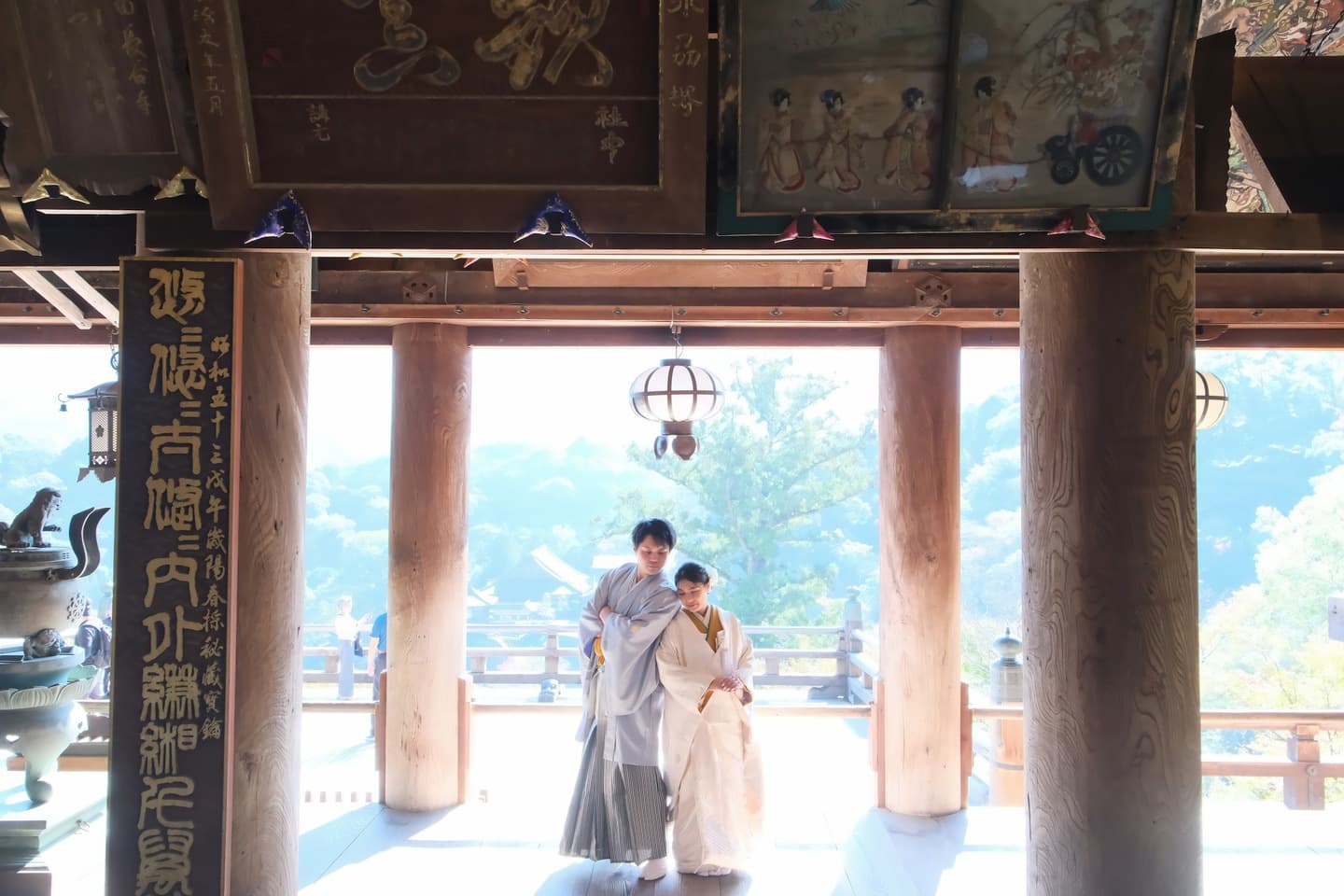 長谷寺で前撮り和装着物フォトウエディングをしている新郎新婦の写真